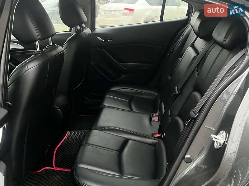 Седан Mazda 3 2017 в Днепре