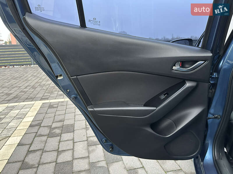 Седан Mazda 3 2017 в Мукачево