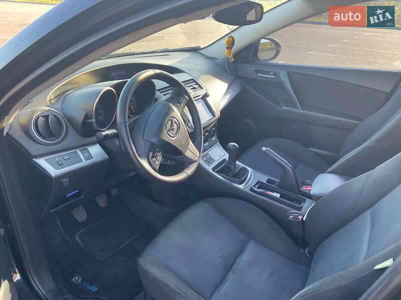 Седан Mazda 3 2010 в Ровно