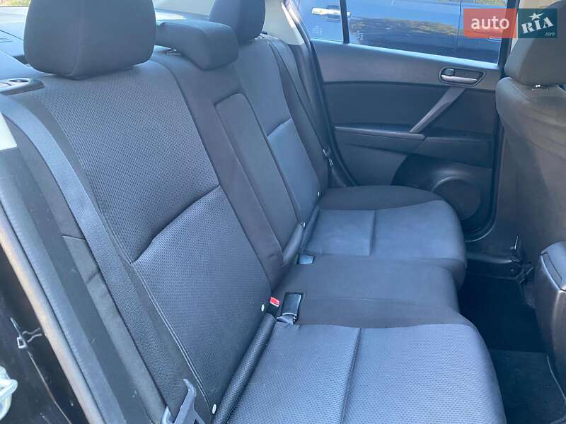 Седан Mazda 3 2010 в Ровно
