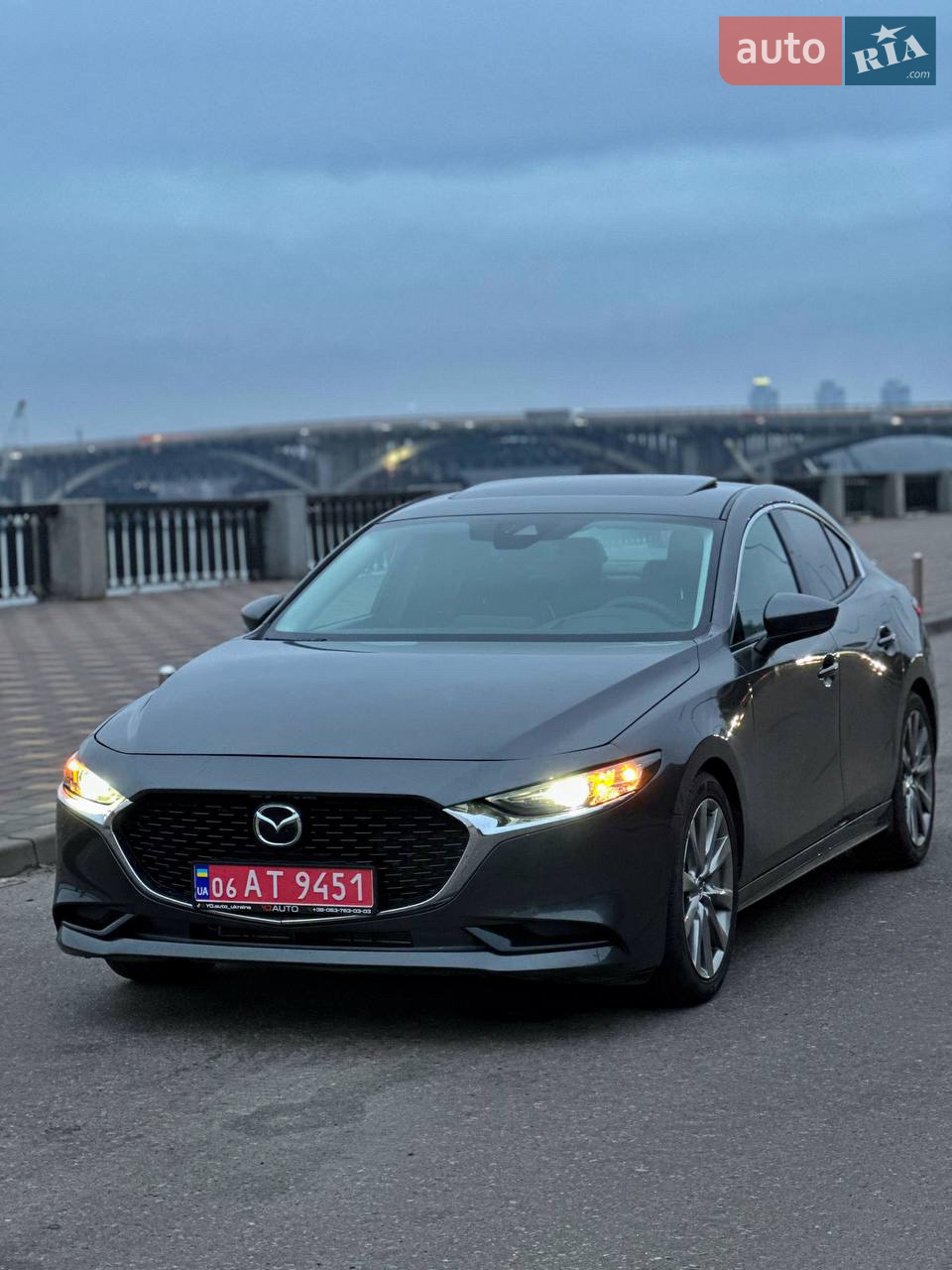 Продам Mazda 3, 2.5 бензин, 2020 року, автомат. 

Пригнана з Канади з невеликими пошкодженнями. Повністю відновлено з якісних та оригінальних запчастин. 
Пробіг в км, температура в цельсіях. 
Дуже дорога та якісна фарба, великі диски. 
Салон після хімчистки, кузов після полірування. 

Повністю обслужена: замінені масла та фільтра, перевірена ходова. 

Максимальна комплектація: адаптивний круіз контроль, сліпі зони, контроль полоси, єкстренна зупинка навіть якщо здаєш назад, пам’ять сидінь, підігрів керма та сидінь, проєкція на лобове скло, клімат двухзонний, безключовий доступ та запуск, музика BOSE, парктроніки та камера. 

Встановлена зимня резина, літня за доплату. 

Можливий торг або обмін. 

Допомога в продажу не цікавить. 

Дивитись в голосіівскому районі, просп. Науки. 
