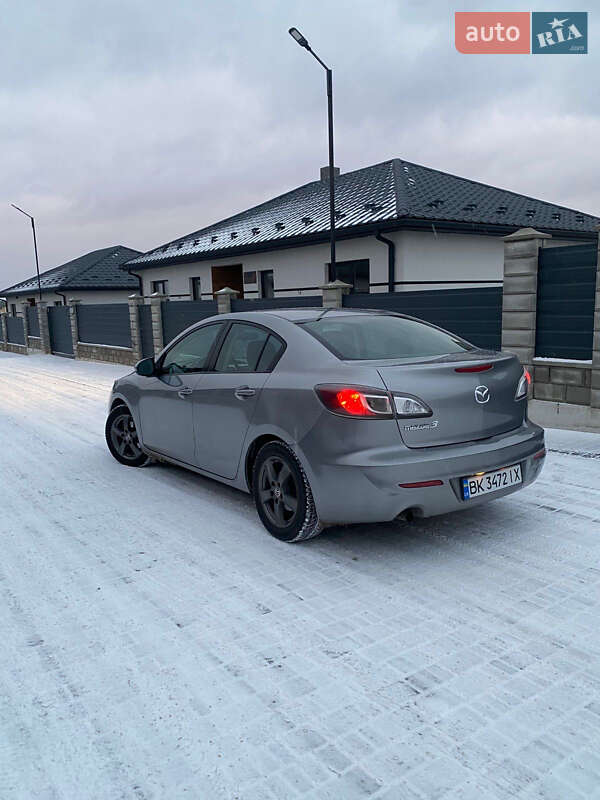 Седан Mazda 3 2012 в Вараше
