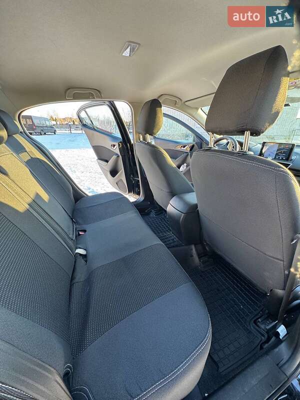 Седан Mazda 3 2014 в Вараше