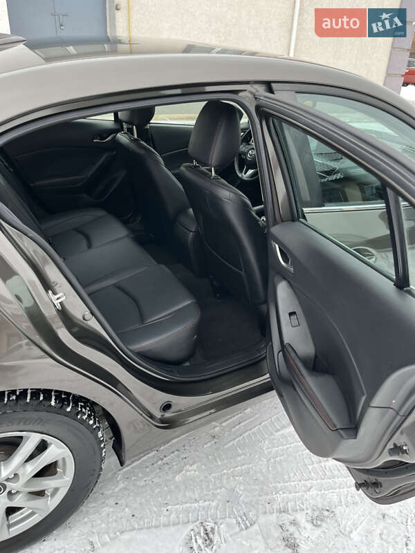 Седан Mazda 3 2016 в Ровно