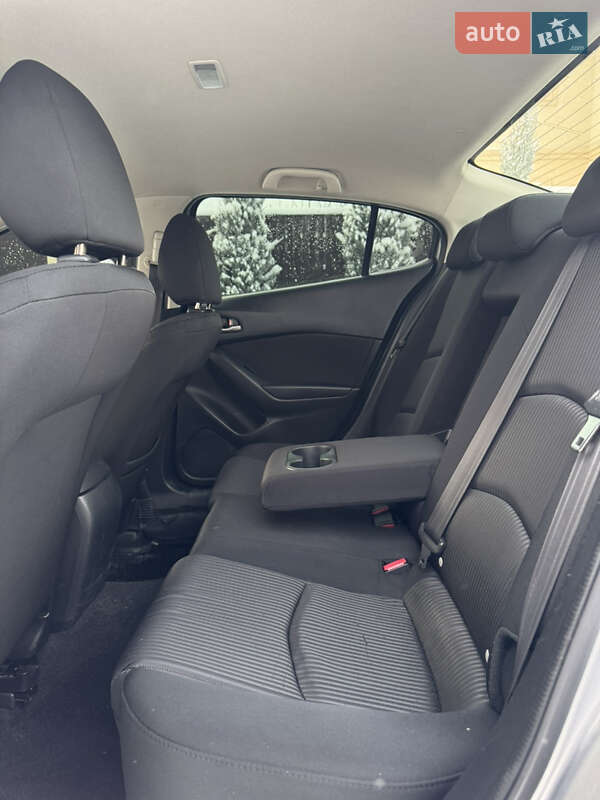 Седан Mazda 3 2015 в Киеве