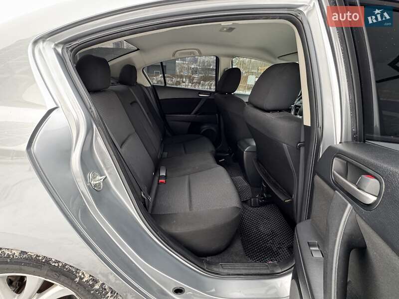 Седан Mazda 3 2012 в Дніпрі