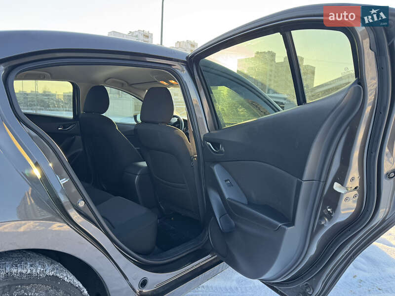 Седан Mazda 3 2016 в Киеве