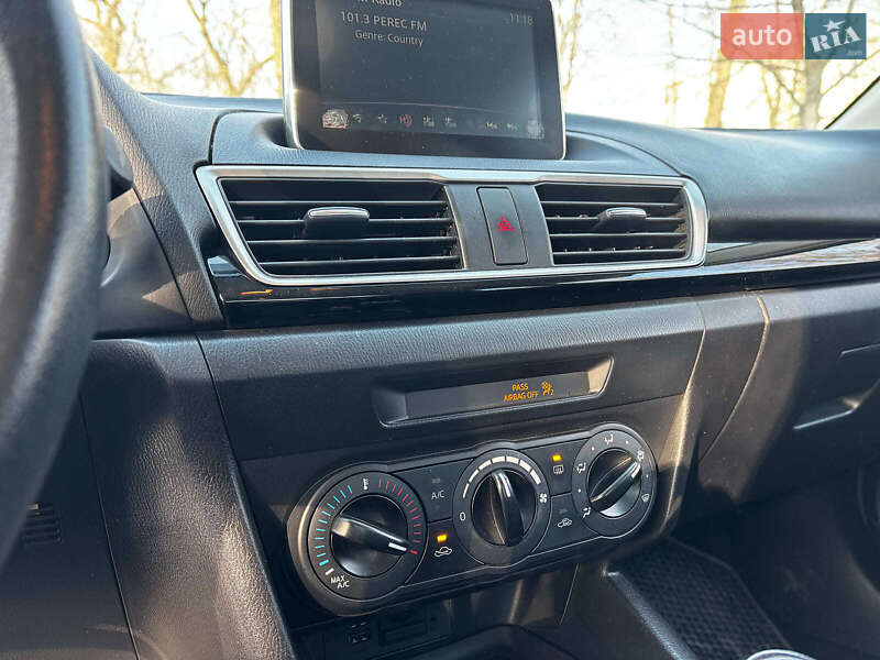 Седан Mazda 3 2016 в Запоріжжі