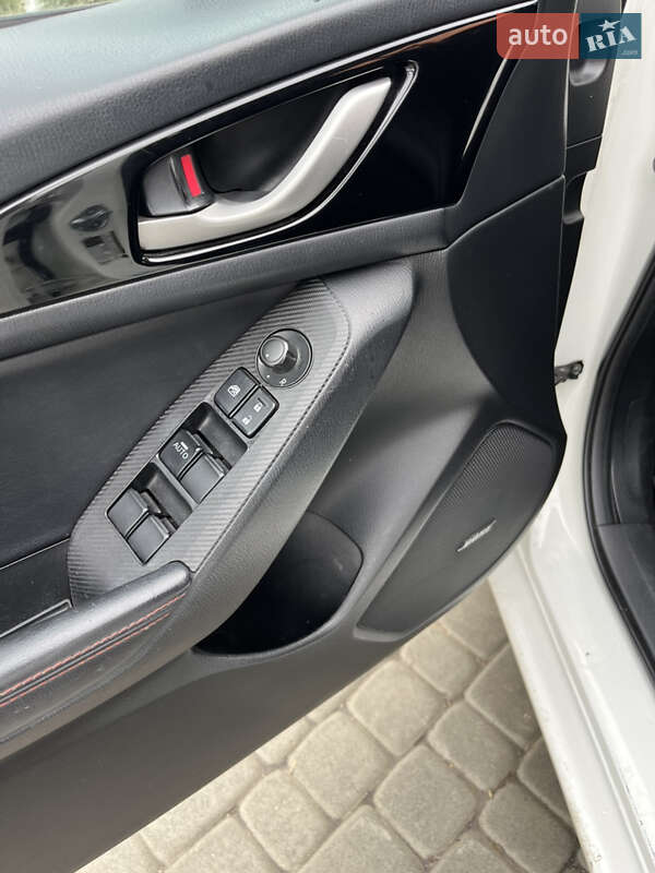 Седан Mazda 3 2013 в Львові