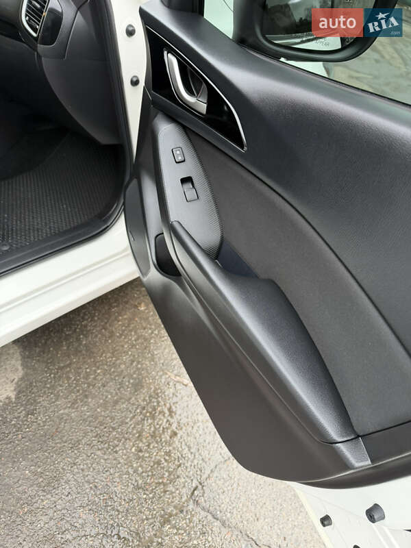 Седан Mazda 3 2016 в Полтаве