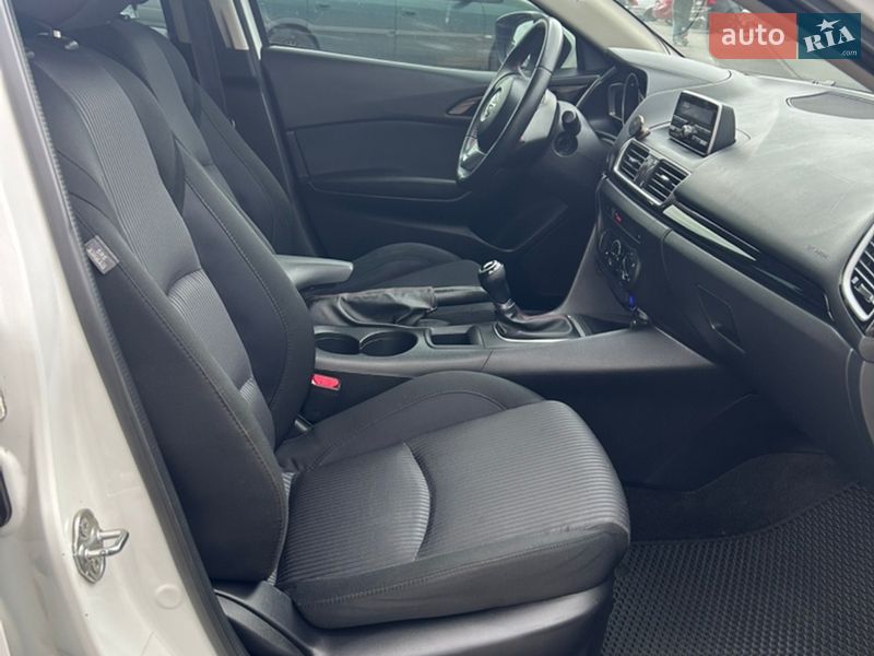 Седан Mazda 3 2015 в Киеве