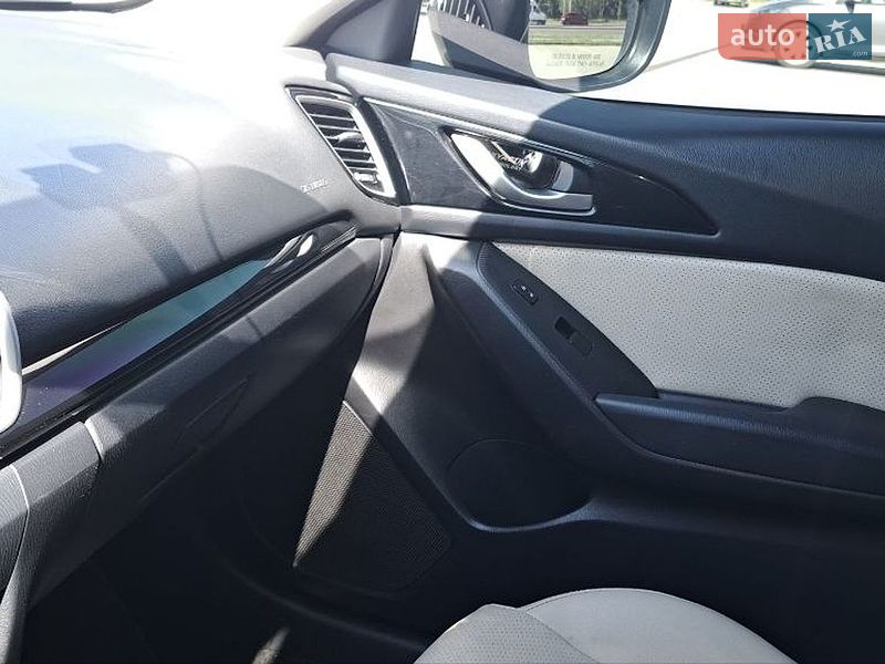Седан Mazda 3 2015 в Львове