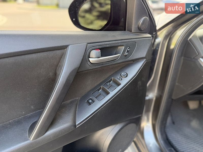 Седан Mazda 3 2012 в Дніпрі