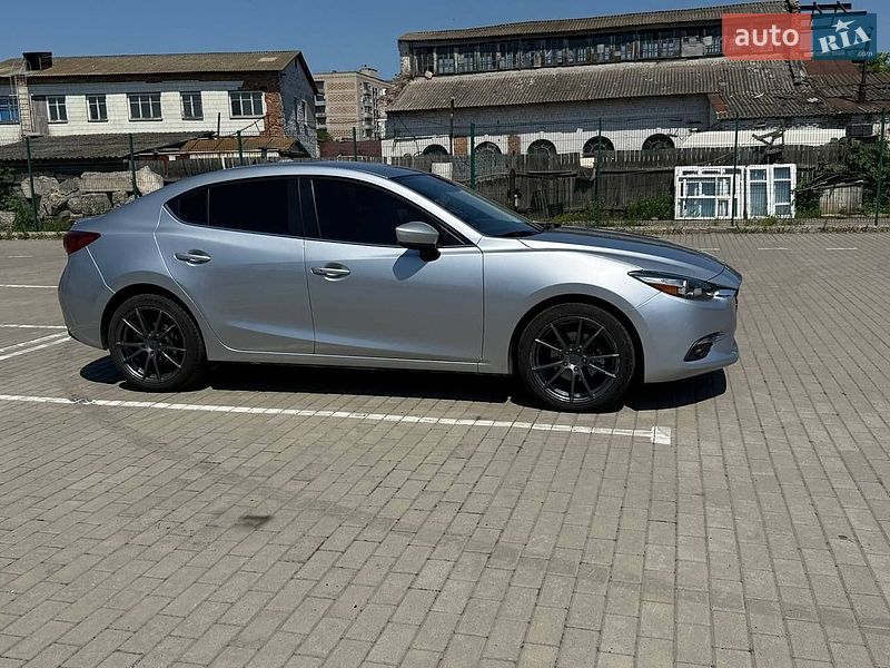 Седан Mazda 3 2018 в Ромнах