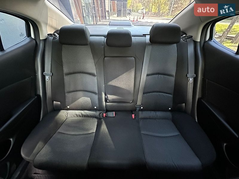 Седан Mazda 3 2014 в Киеве