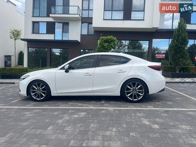 Седан Mazda 3 2017 в Ужгороде