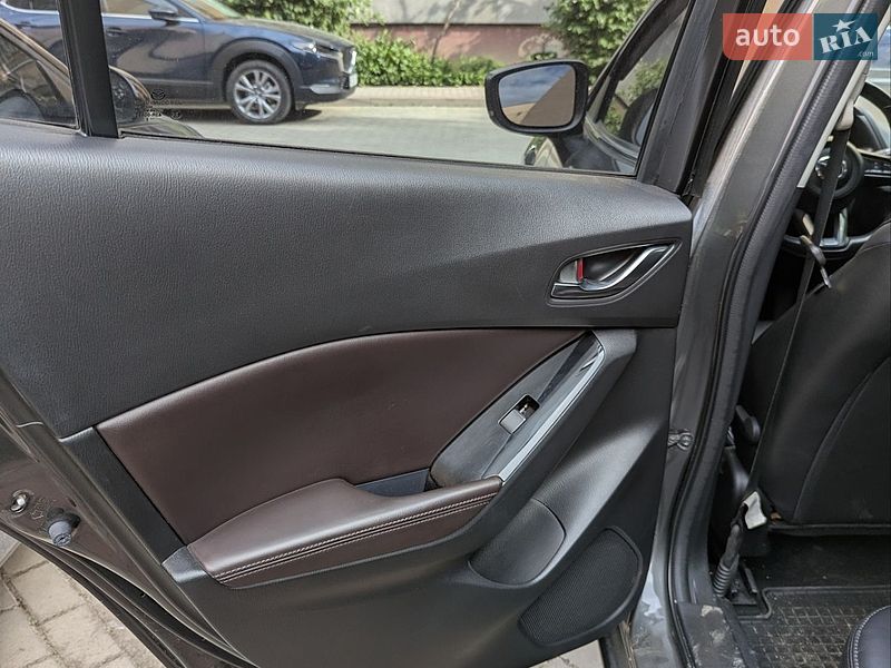 Хетчбек Mazda 3 2018 в Ужгороді