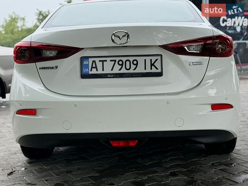 Седан Mazda 3 2014 в Стрию
