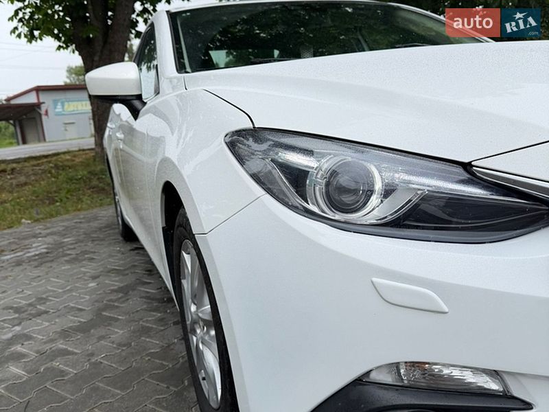 Седан Mazda 3 2014 в Стрию