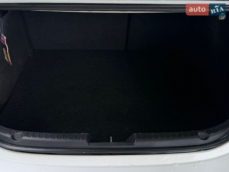 Седан Mazda 3 2014 в Стрию