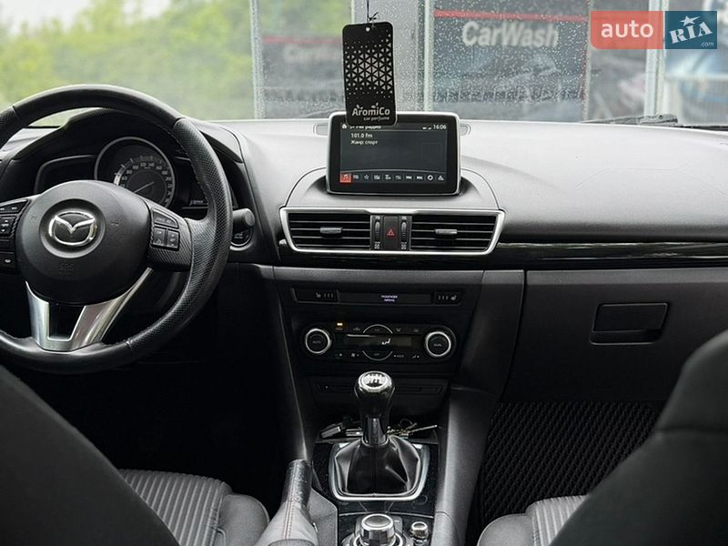 Седан Mazda 3 2014 в Стрию