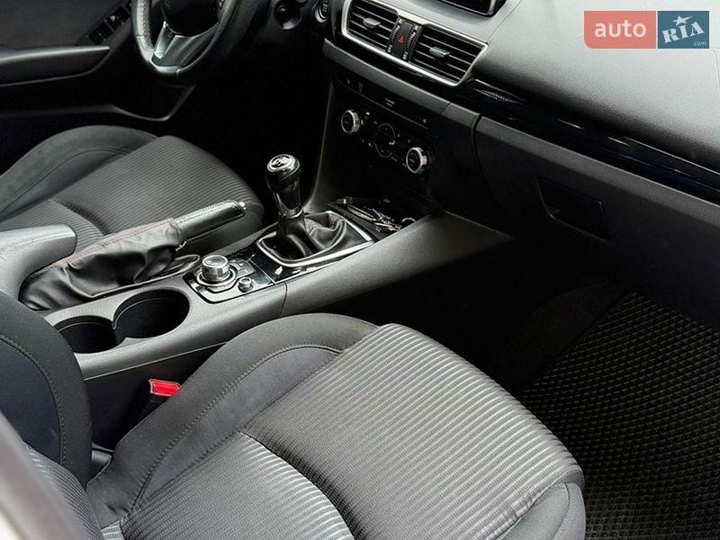 Седан Mazda 3 2014 в Стрию