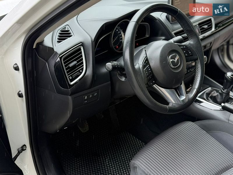 Седан Mazda 3 2014 в Стрию
