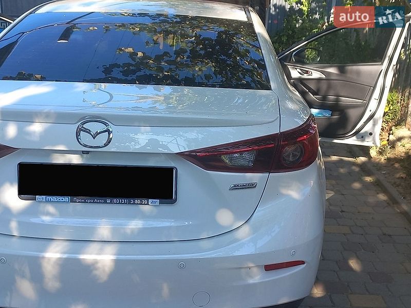 Седан Mazda 3 2016 в Мукачевому