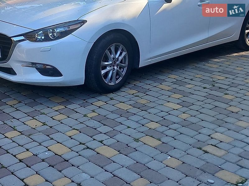 Седан Mazda 3 2016 в Мукачевому