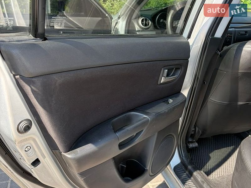 Седан Mazda 3 2004 в Днепре