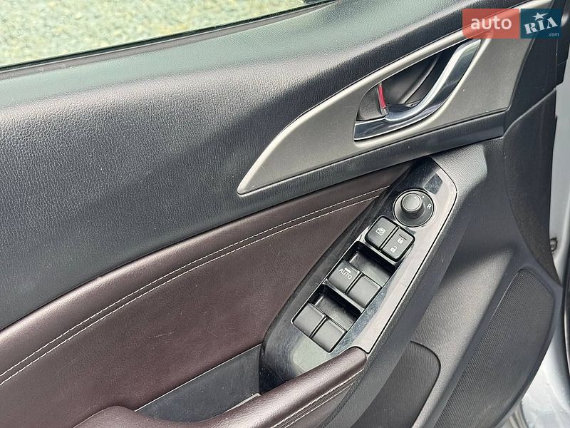 Седан Mazda 3 2018 в Черновцах