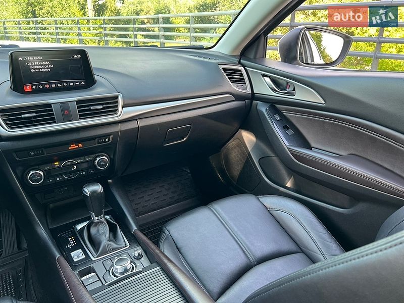 Седан Mazda 3 2018 в Днепре