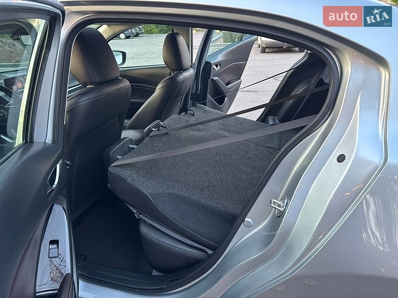 Седан Mazda 3 2018 в Киеве