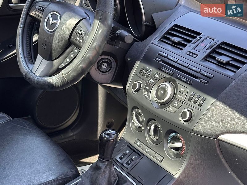 Седан Mazda 3 2013 в Смілі