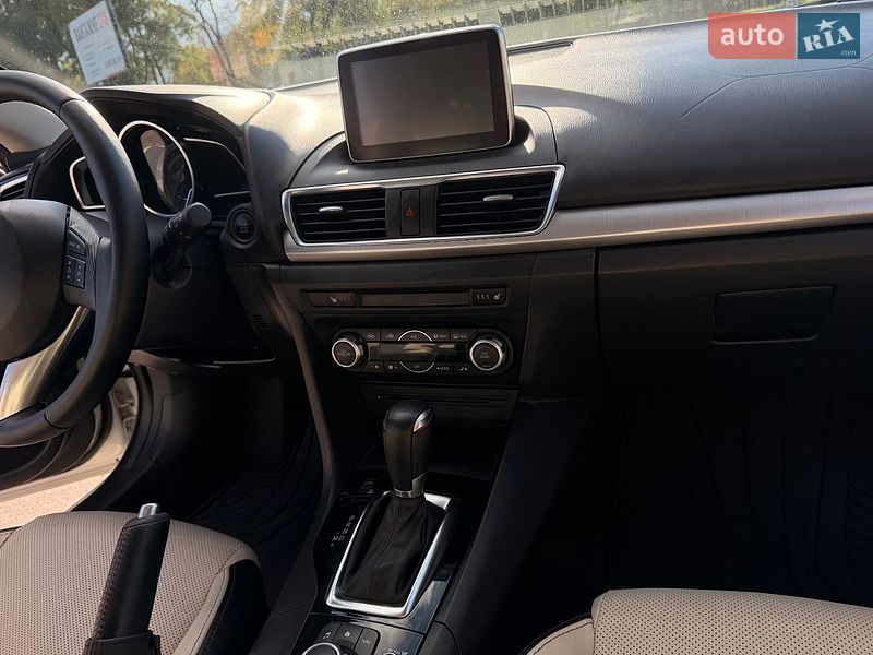 Хетчбек Mazda 3 2015 в Кропивницькому