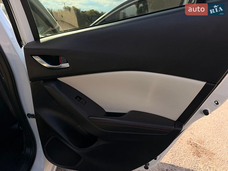 Хетчбек Mazda 3 2015 в Кропивницькому
