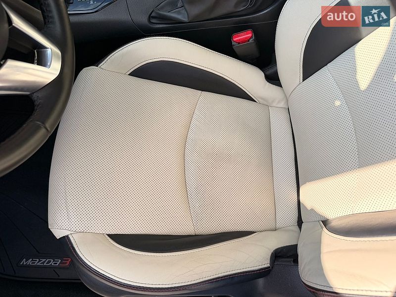 Хетчбек Mazda 3 2015 в Кропивницькому