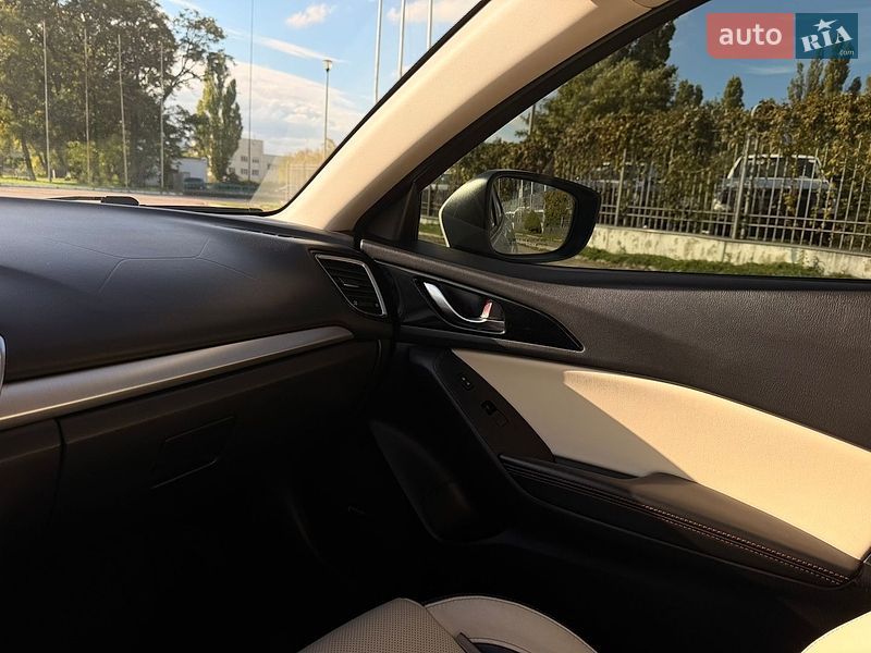 Хетчбек Mazda 3 2015 в Кропивницькому