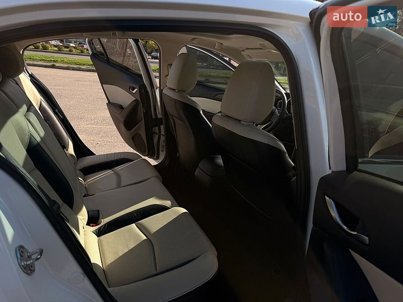 Хетчбек Mazda 3 2015 в Кропивницькому
