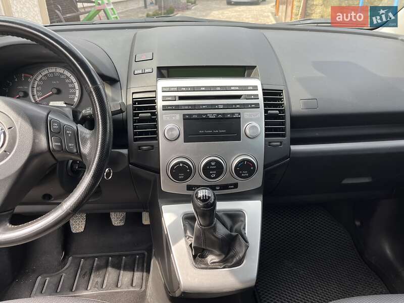 Минивэн Mazda 5 2006 в Косове