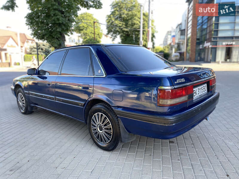 Седан Mazda 626 1989 в Ровно