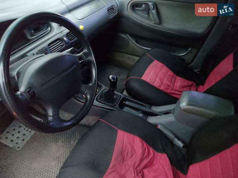 Седан Mazda 626 1995 в Ромнах