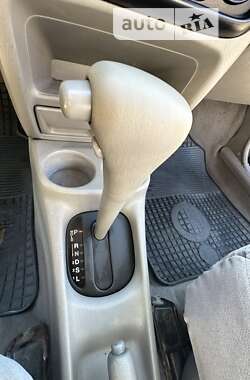 Хэтчбек Mazda Demio 2002 в 