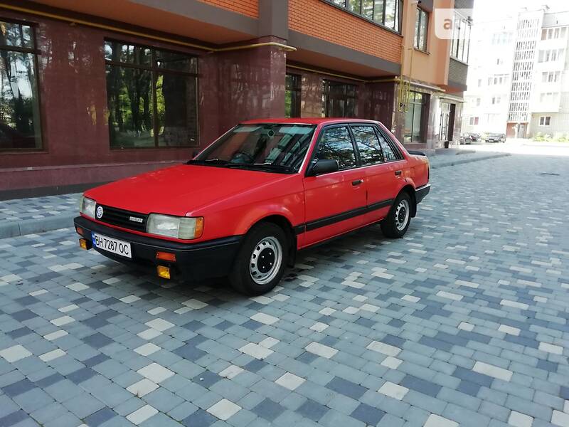 Седан Mazda Familia 1985 в Славуте