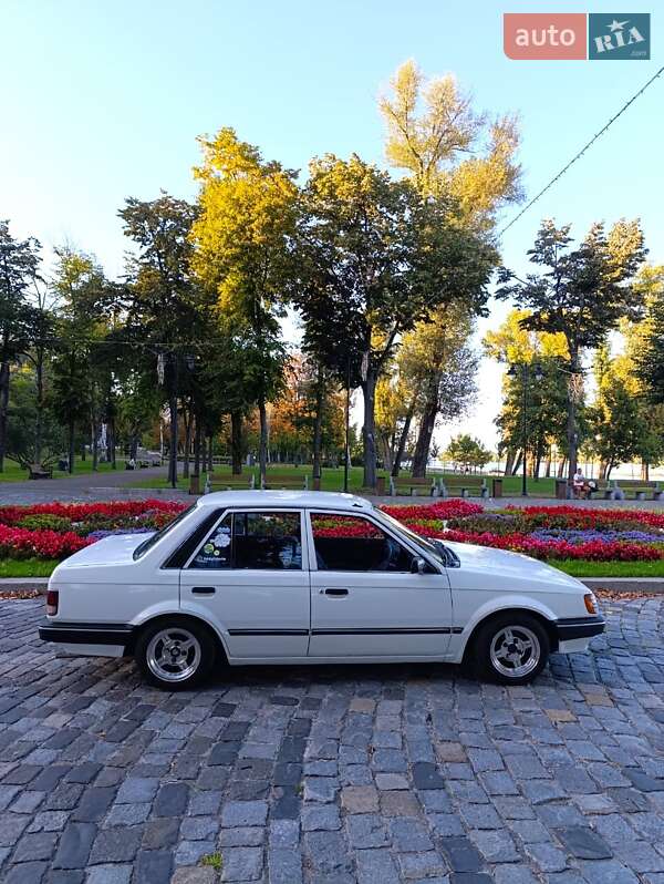 Седан Mazda Familia 1987 в Києві