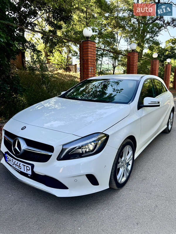 Хэтчбек Mercedes-Benz A-Class 2016 в 