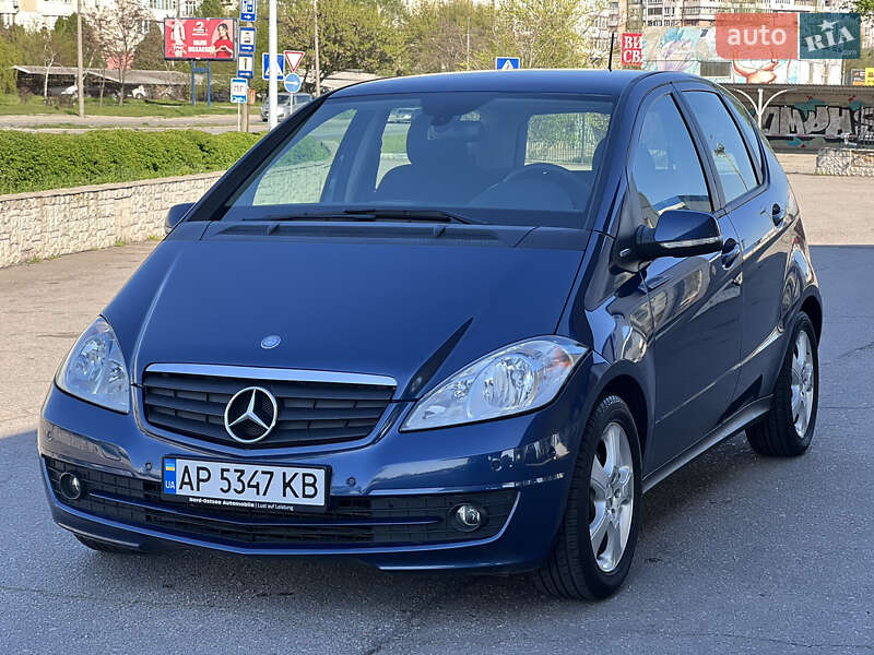Хэтчбек Mercedes-Benz A-Class 2012 в 