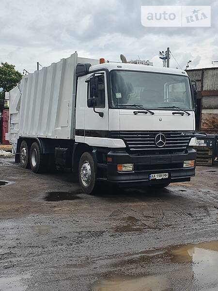 Сміттєвоз Mercedes-Benz Actros 2003 в Києві