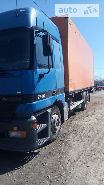 Контейнеровоз Mercedes-Benz Actros 2000 в Сокирянах