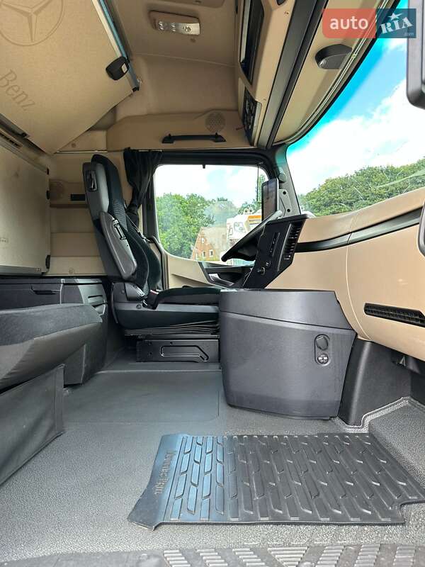 Контейнеровоз Mercedes-Benz Actros 2021 в Черновцах